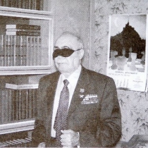Эдуард Асадов в своем кабинете