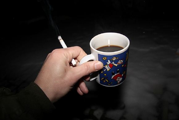 Чёрный кофе в бокале, дым сигарет...