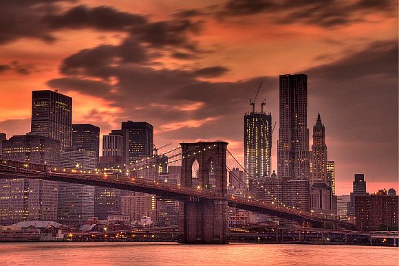 Нью-Йорк! Я стою на мосту и любуюсь закатом.