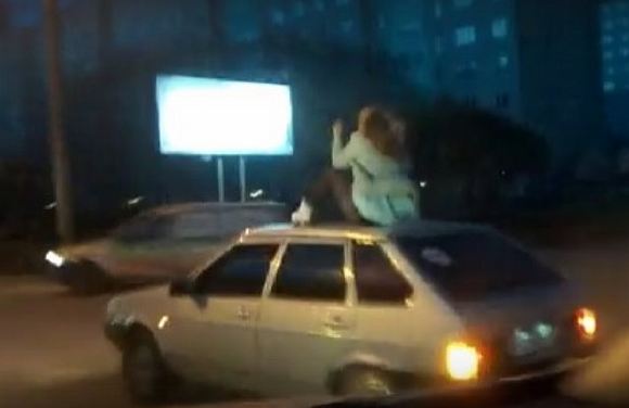 Сейчас обманываешь. Девушка на крыше машины полиции. Водитель с девушкой на крыше автомобиля.