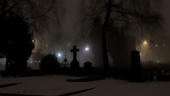 Тихо ночью на кладбище.