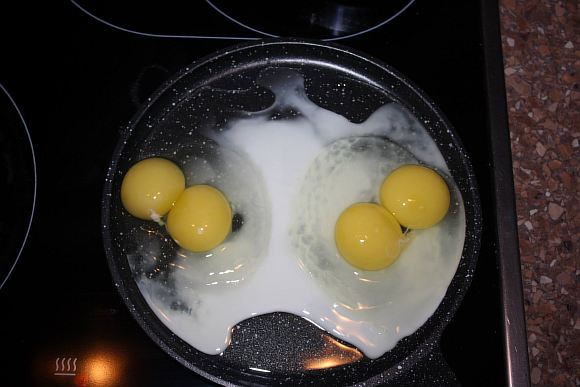 Двух желтковые яйца
