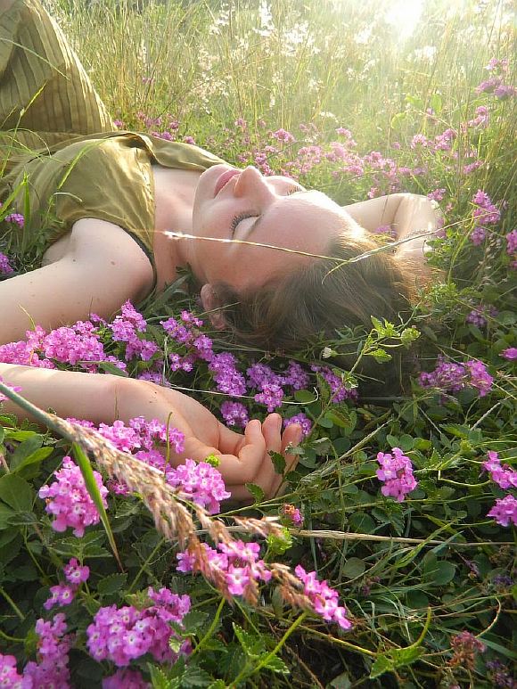 Песня вдыхай воздух. Девушка в цветах. Девушка среди цветов. Фотосессия в лугах. Девушка на Поляне с цветами.