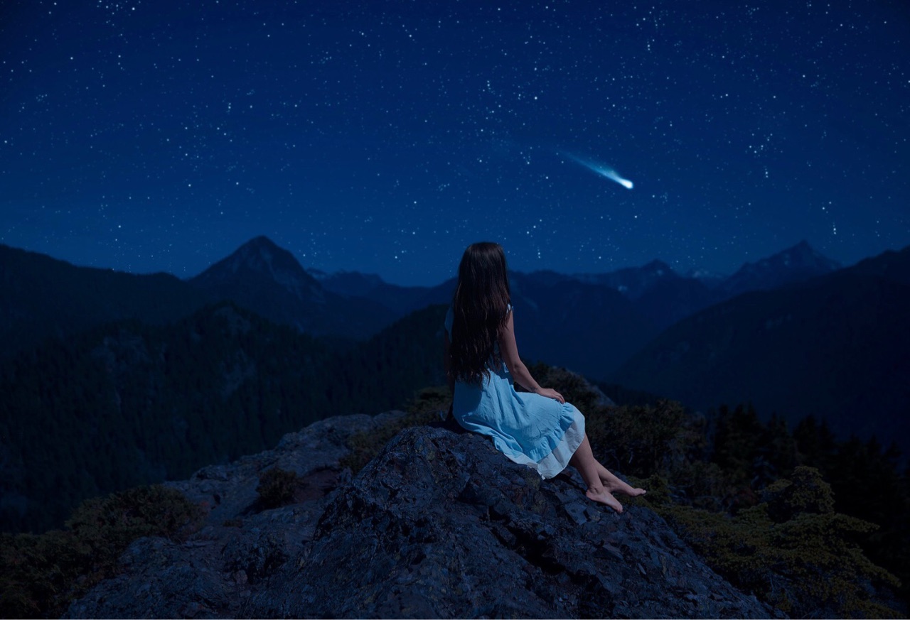 Девушка с короткой стрижкой в горах ночью