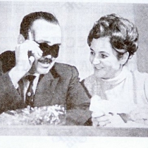 Эдуард Асадов с женой на литературном вечере. Она читаем ему записку от зрителей