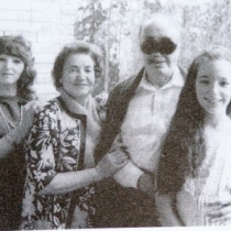 Эдуард Асадов на даче с семьей