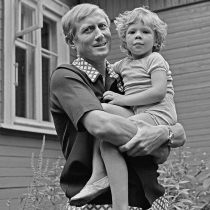 Евгений Евтушенко и его сын, август 1972г.