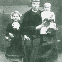 Сергей Есенин со своими сестрами, 1912г.