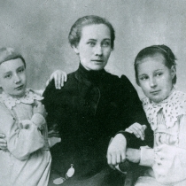 Анастасия и Марина Цветаевы с Доброхотовой А.И., 1903г.