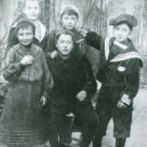 Марина и Анастасия Цветаевы с друзьями, 1903г.