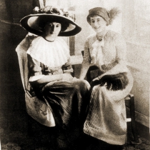 Анна Ахматова с подругой, Италия, 1912г.