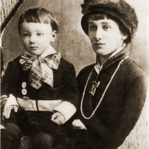 Анна Ахматова с сыном, Царское село 1915г.